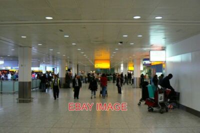 PHOTO  TERMINAL 3 ARRIVALS HALL. LONDON HEATHROW AIRPORT THE ARRIVALS HALL WAS N