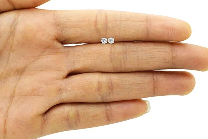 Aretes solitarios redondos de diamantes cultivados en laboratorio de 1/4 quilate en oro blanco macizo de 10 k Foto 3 de 4