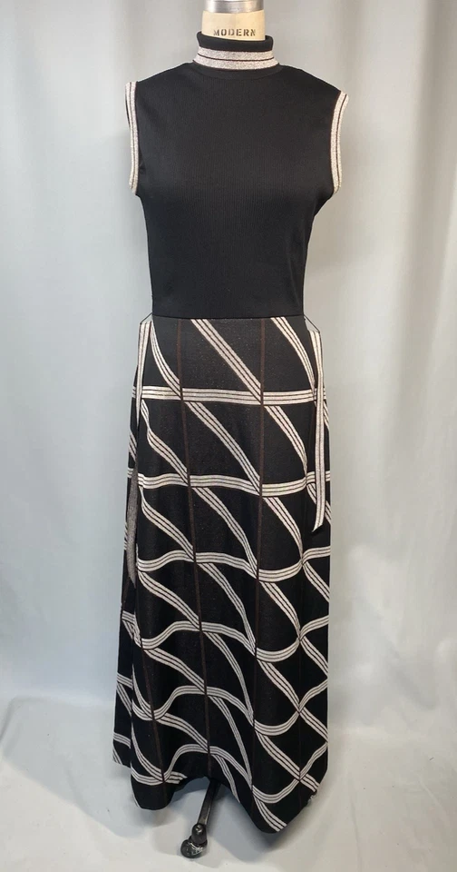 Vestido Vintage TAMANHO GRANDE preto prata lurex sem mangas gola alta anos 60 anos 70 - Imagem 2 de 4