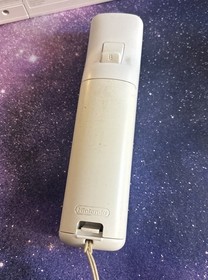 Nintendo Wii Console Lot (RVL-001) w/ Wiimote & Sensor Bar , Cables  (White)