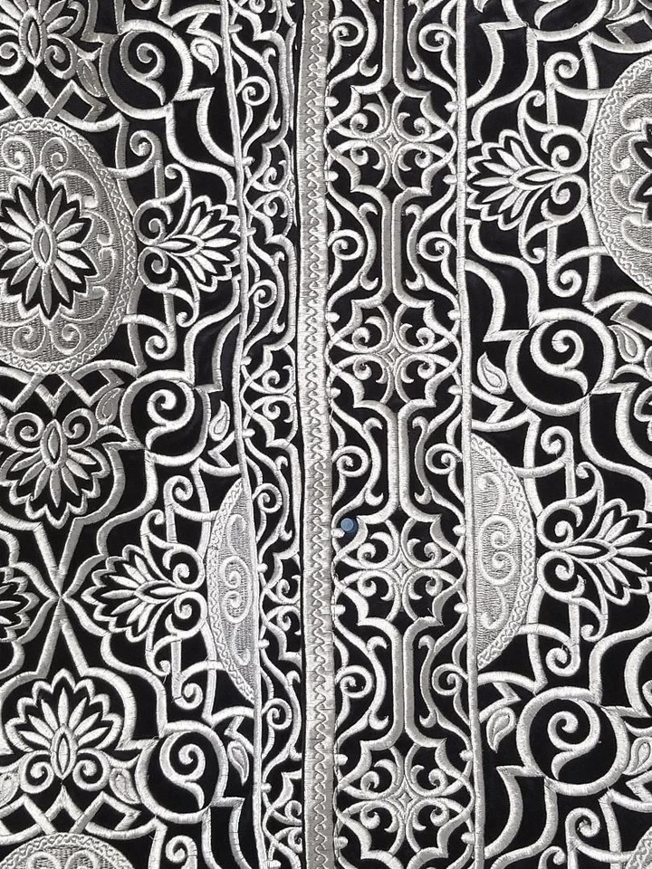 MAJESTUOSO CHAPPAN CEREMONIAL BORDADO ZARDOZI PLATA HOMBRE UZBEKO/TAJIKO Foto 4 de 4