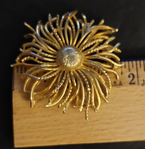 VINTAGE ESTATE SIGNED "LISNER" GOLD TONE FLORAL FLOWER BROOCH - Afbeelding 4 van 4