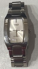 Reloj Casio Clásico Mujer Cuarzo Tono Plateado Pulsera 21mm LTP1165A-4C; NUEVO.