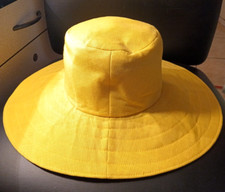 VINTAGE BRIGHT YELLOW 1970s WOMENS BEAUTIFUL SUN HAT WIDE BRIM 15 INCH BRIM
