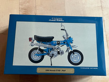 Honda Dax ST 50, 1:10 von Ebbro, gold,  neu und ovp