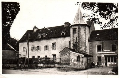 CPSM PF 21 - BAIGNEUX-LES-JUIFS (Côte d'Or) - Maison Seigneuriale et la Poste