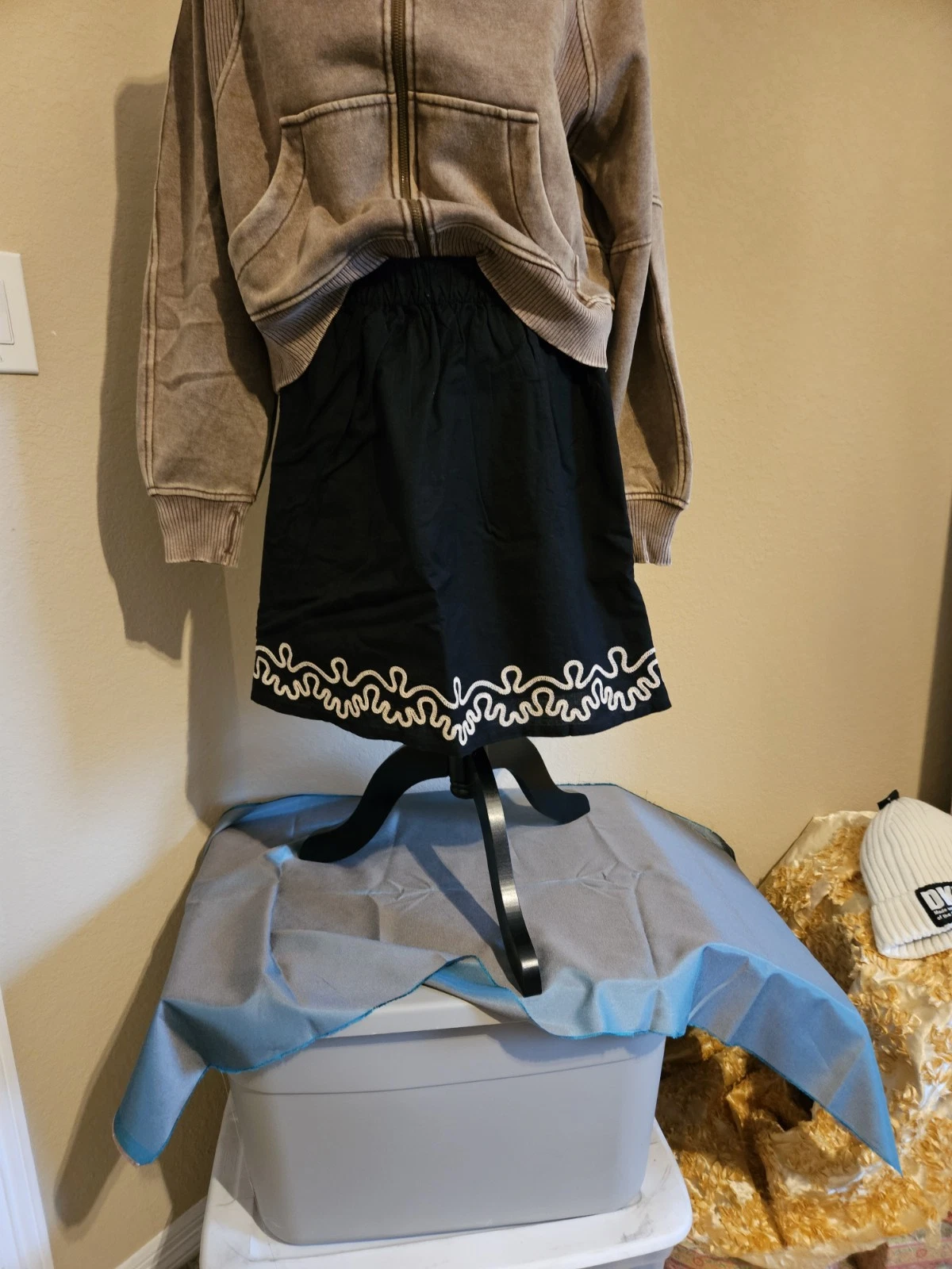 Skirt, Black with beautiful embroidery, pockets & Elastic Waist. Great Weekend