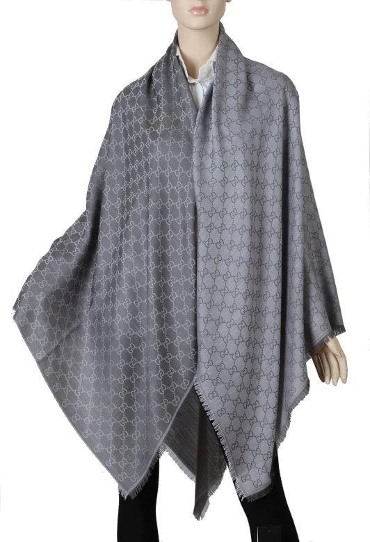 FOULARD NEUF GUCCI GRIS ARGENTÉ IMPRIMÉ GG LAINE GÉANTE CHÂLE SOIE 55