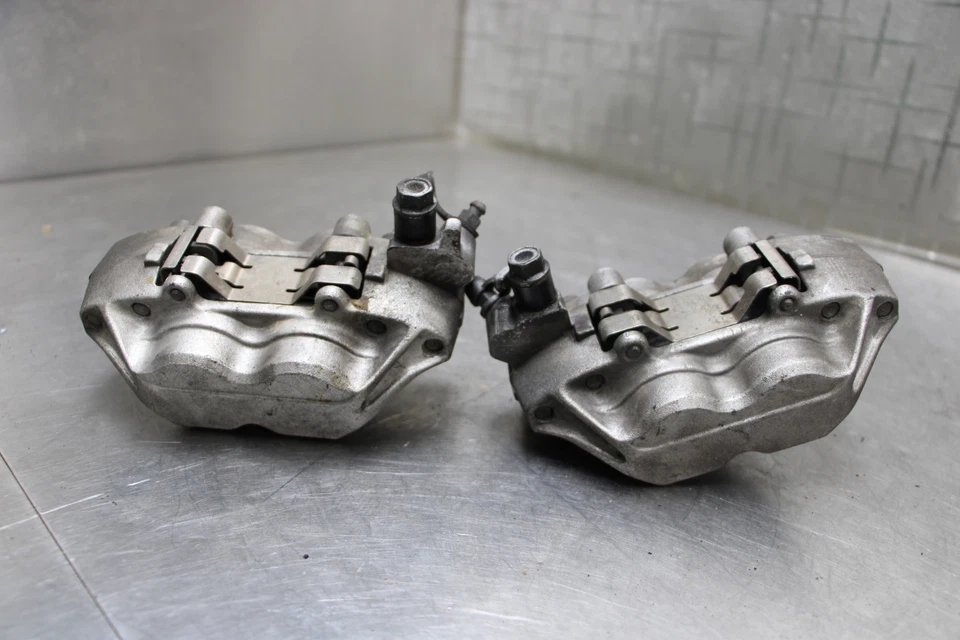 98-99 HONDA CBR 900RR Front Wheel Brake Calipers Set Foto 2 de 4