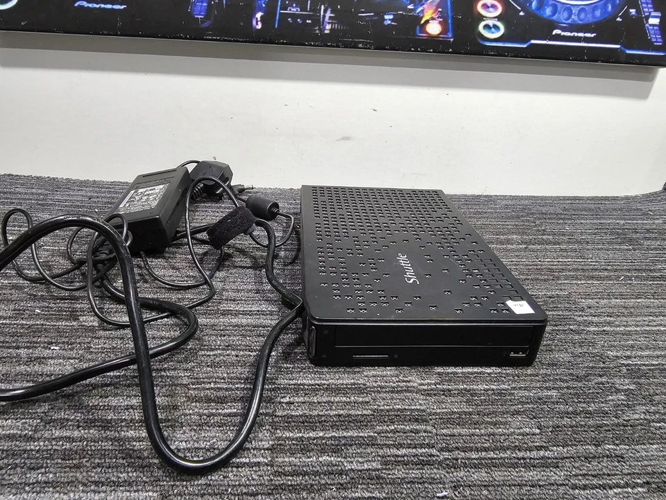 K461 Shuttle XS35GTV2 Slim-PC Barebone Atom D510 2x 1.66Ghz 1gb DDR3 128gb Ssd  - Image 3 of 4