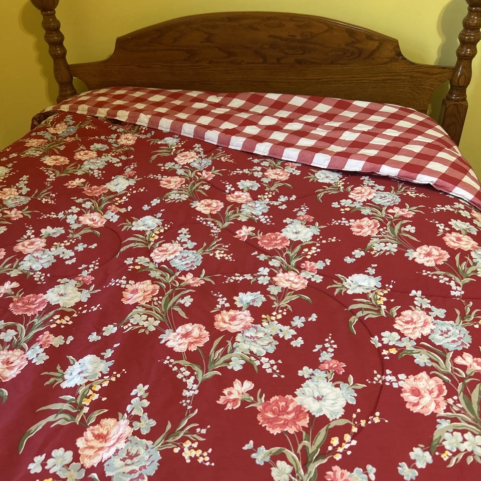 Edredón vintage reversible rojo floral y guinga - 92” x 104” - casa de campo Foto 3 de 4