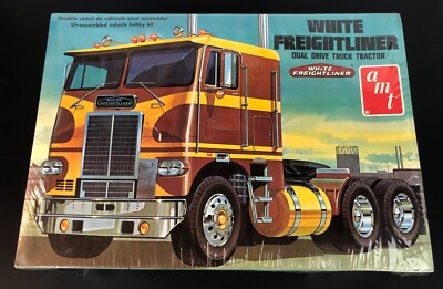 AMT White Freightliner Dual Drive Truck Tractor 1/25 Scale 1975 Model Kit SEALED