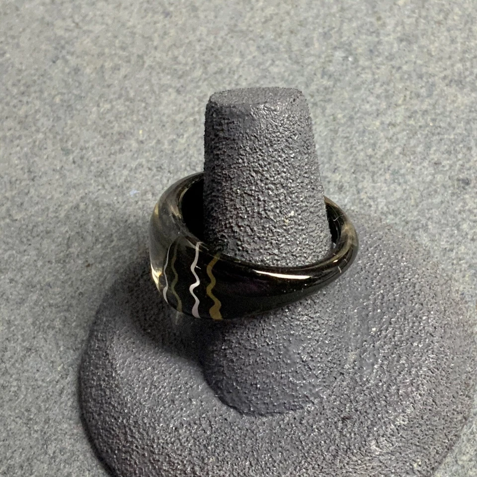Anillo Acrílico Transparente 8.5-9 Fondo Negro Dorado Blanco Patrón Zigzag Pintado a Mano Foto 2 de 4