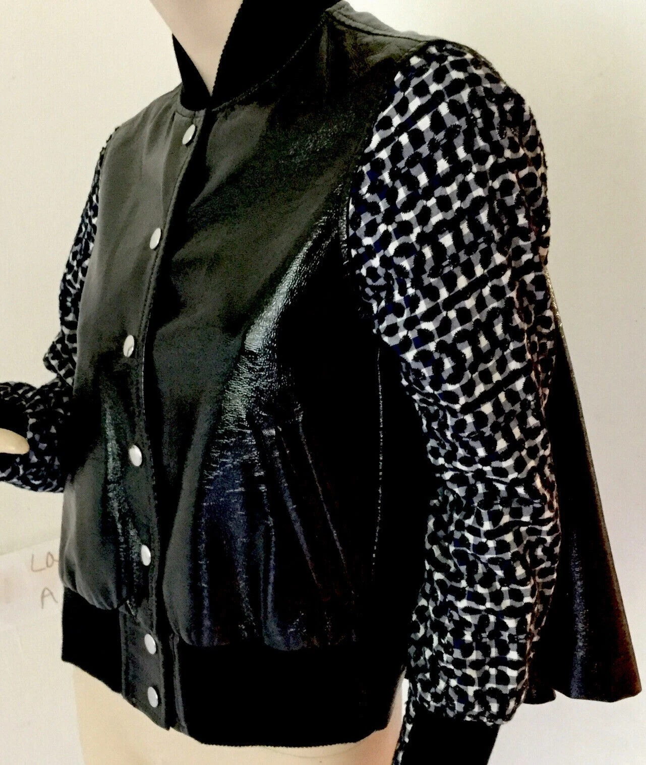 Giacca a maniche ricamate Sacai Luck da donna in pelle nera verniciata sintetica taglia 0