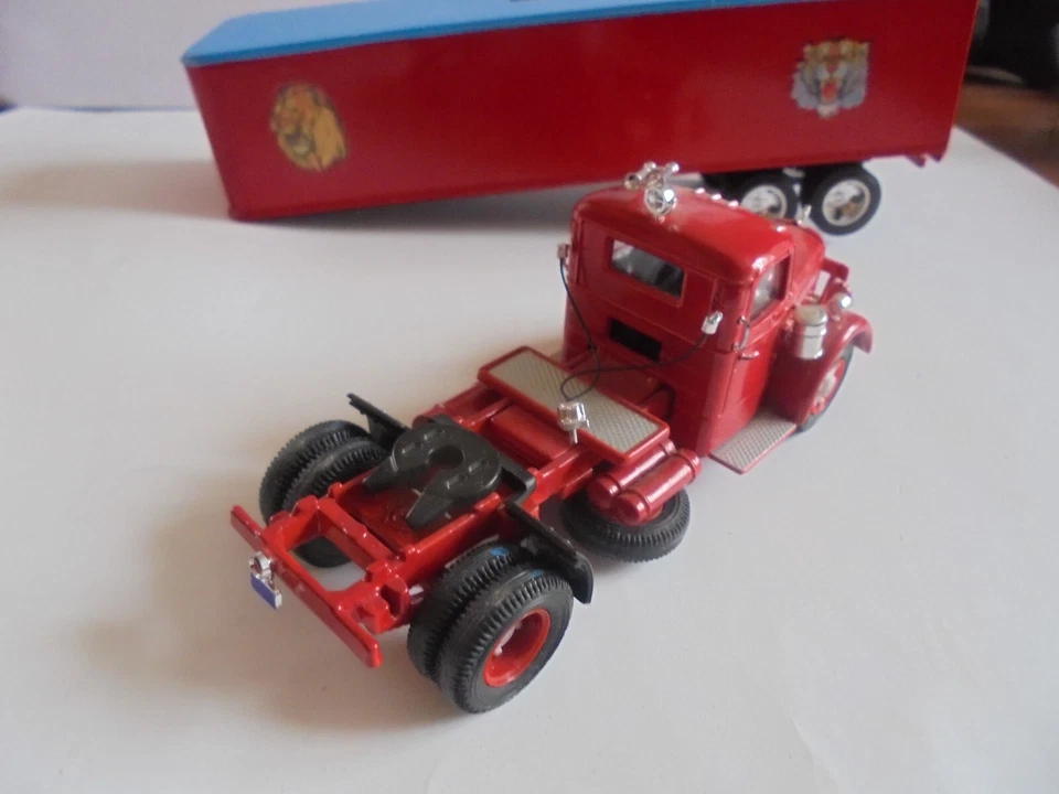 Camion Mack Corgi aux couleurs du cirque chipperfields - Photo 4/4