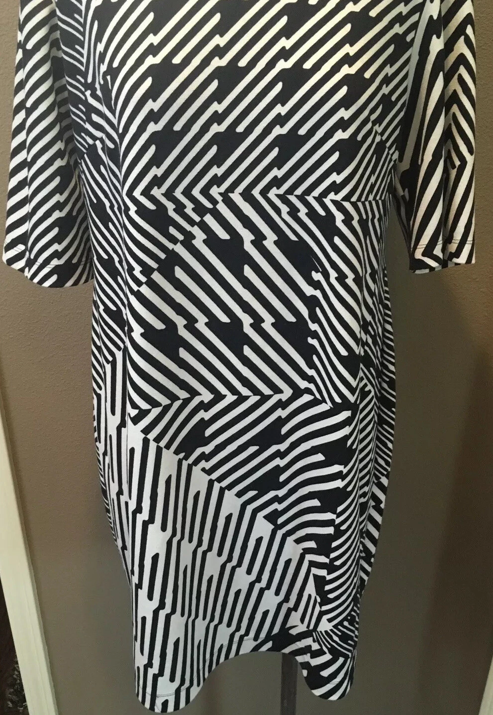 VETEMENTS Abito da ufficio Gabby Style 14 XL nero stampa con maniche a gomito e zip esposta sul retro