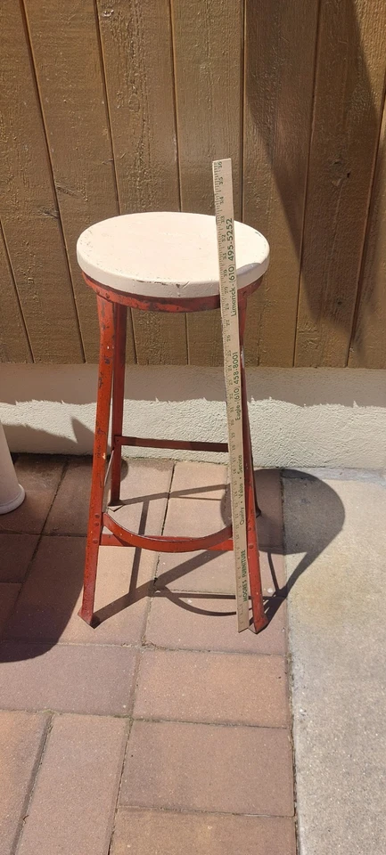 Taburete de acero industrial vintage de principios de mediados de siglo tapa de madera taller de fábrica ROJO Foto 4 de 4
