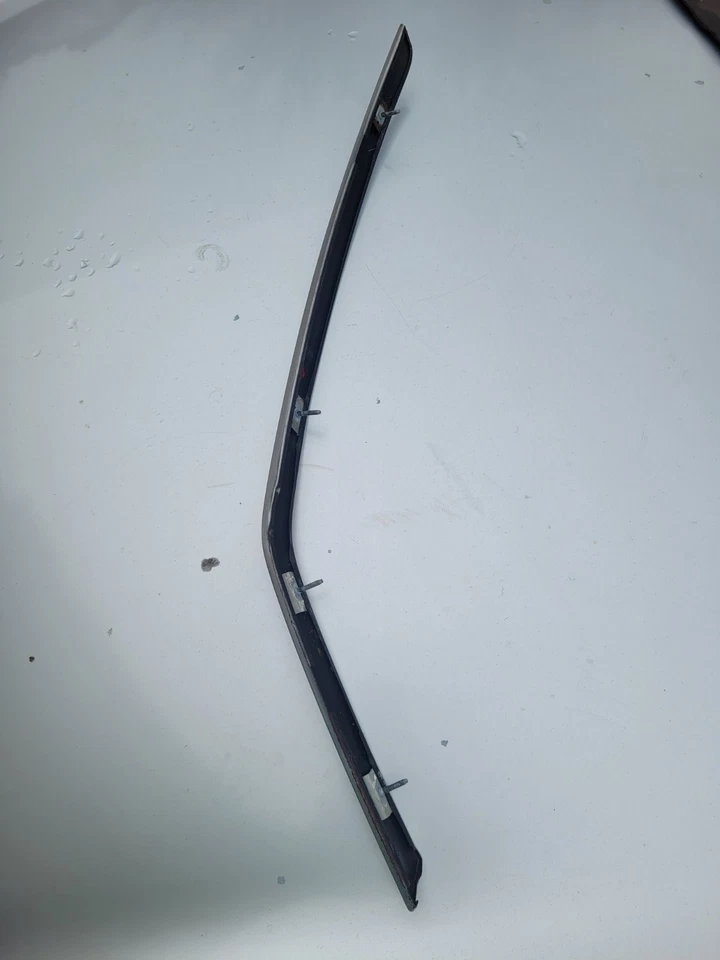 Mercury Marauder 2004 pilar derecho borde de vidrio código de color JP plateado metálico Foto 4 de 4