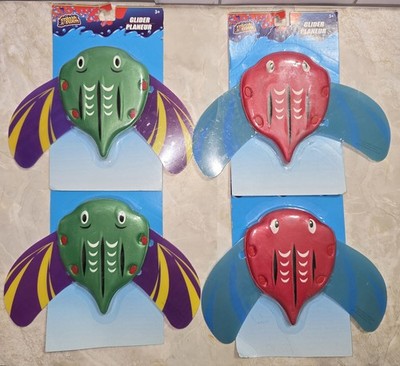 Lot of 4 Splash-N-Swim Fish Gliders Pool Toys   2 Green 2 Red