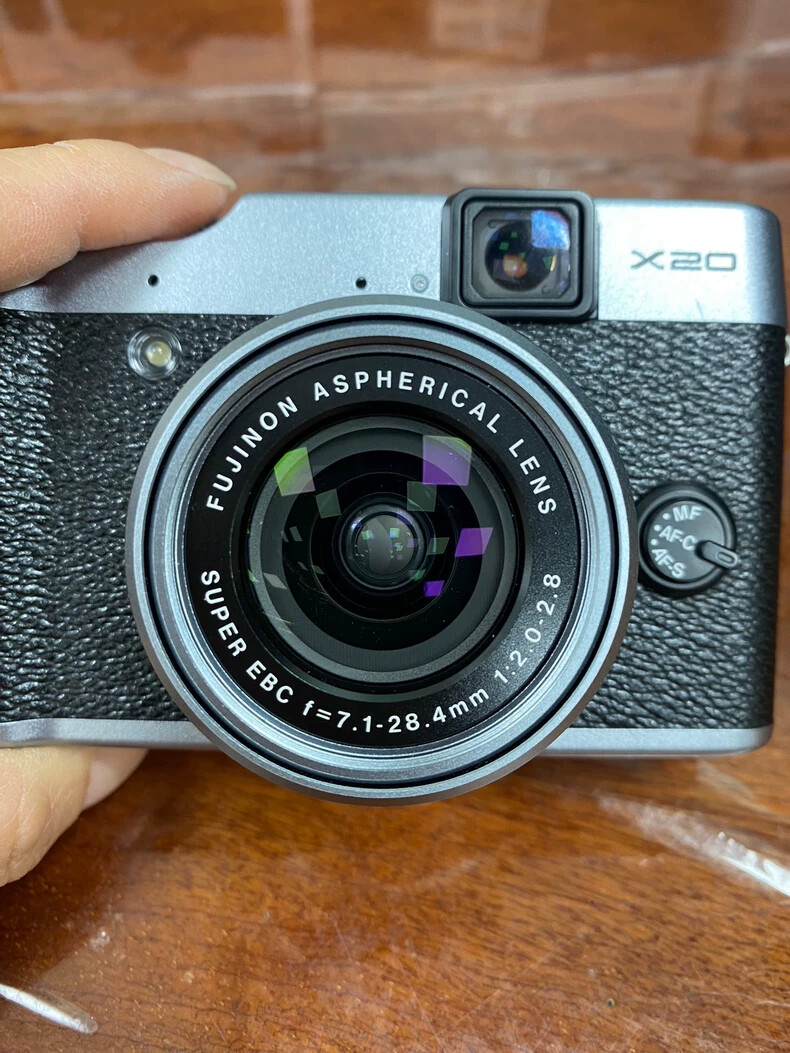FUJIFILM Fuji X20 12.0MP Digital F2.0-2.8 lens Camera 4x optical