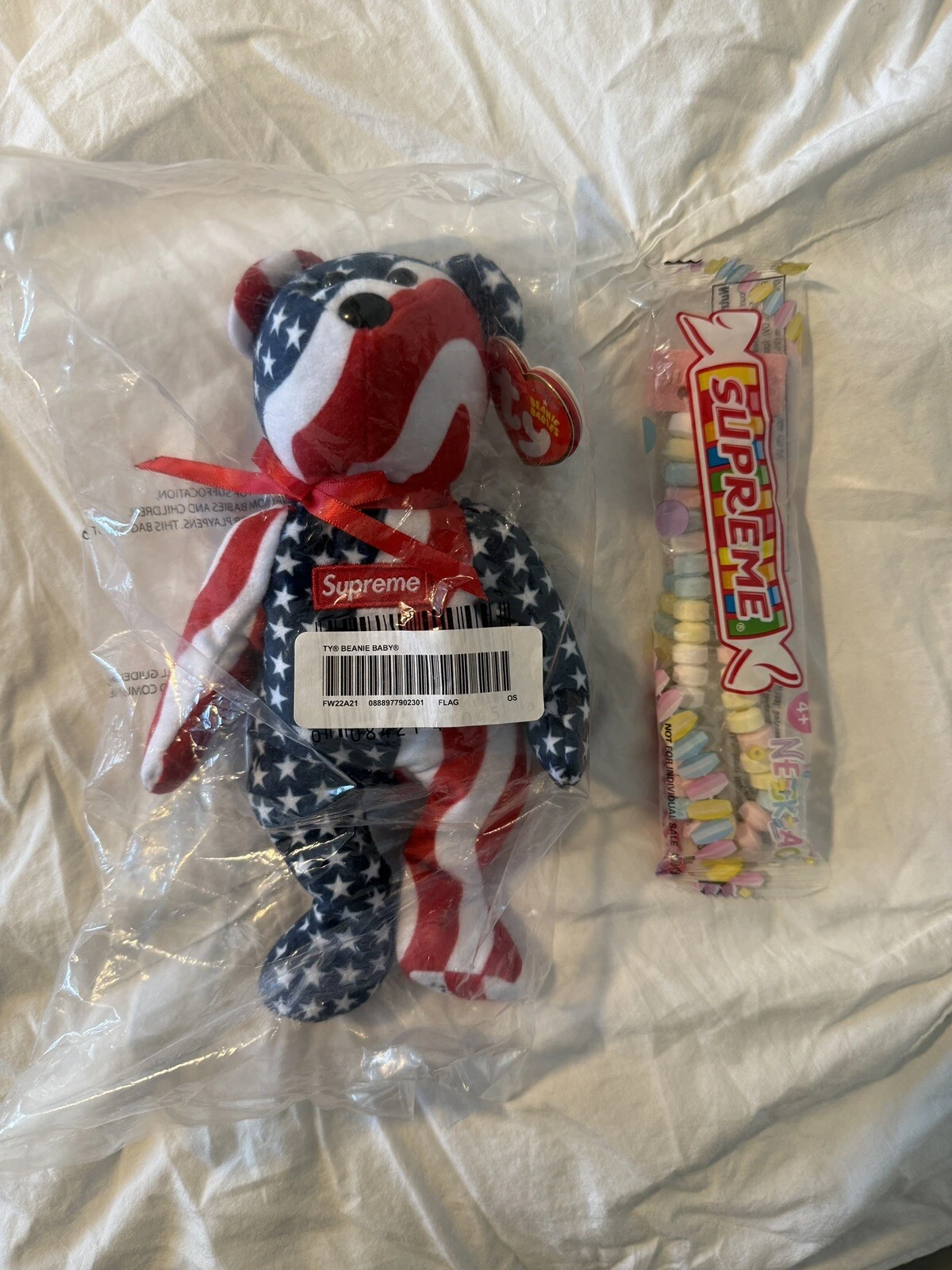 Supreme the Bear (Exclusif) Ty Beanie Baby FY2022 NEUF comprend Smarties