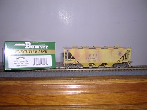 Llave BOWSER #40738 PRR. M.O.W."Amarillo" H-30 3 bahías Cov.Hopper #498080 Weath.1:87 | Zustand: New