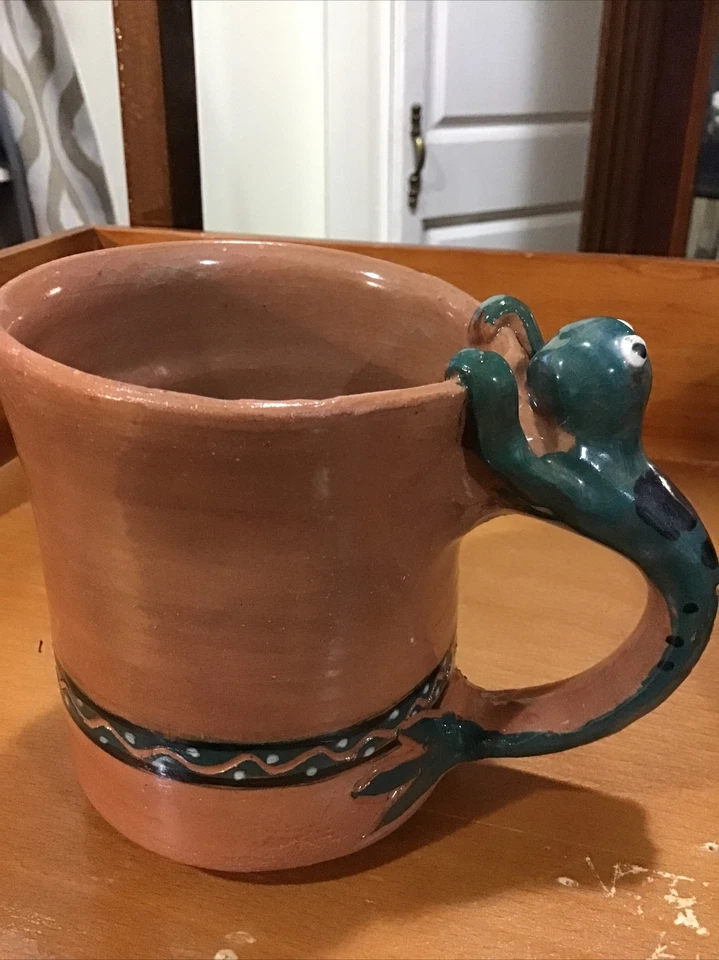 FROG HANDLE POTTERY COFFEE MUG. RAISED 3D IMAGE MUG. Art Deco Print Mug. B152 - Изображение 3 из 4