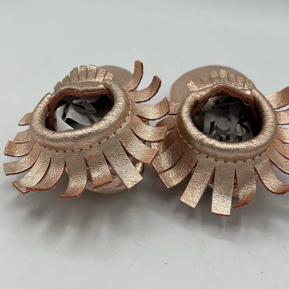 新鲜挑选婴儿莫卡辛玫瑰金金属条纹皮革幼儿尺寸 3 二手状况完好 — 第 4/4 张图片