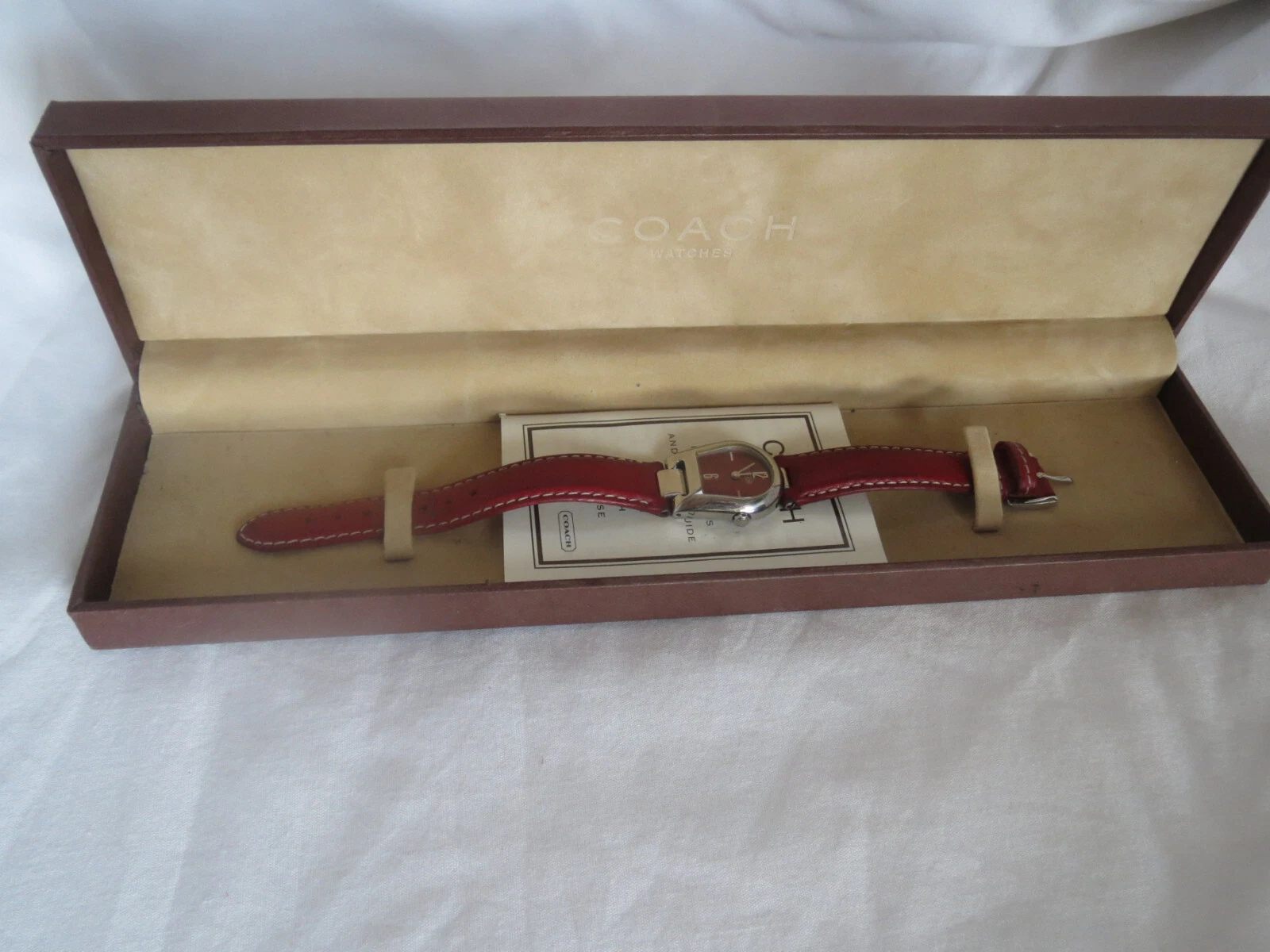 Orologio da donna COACH Ferro di Cavallo Tono Argento Quadrante Rosso Svizzero & Cinturino con Scatola Manuale