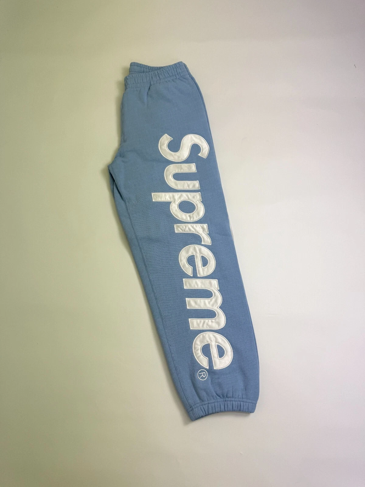Pantalon de survêtement Supreme Satin Applique (FW24) bleu moyen 100% authentique EN MAIN