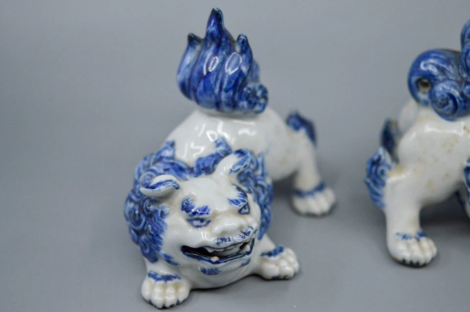 Vintage, japonés, pareja, porcelana, leones Fu azules y blancos, 4 pulgadas de largo Foto 3 de 4