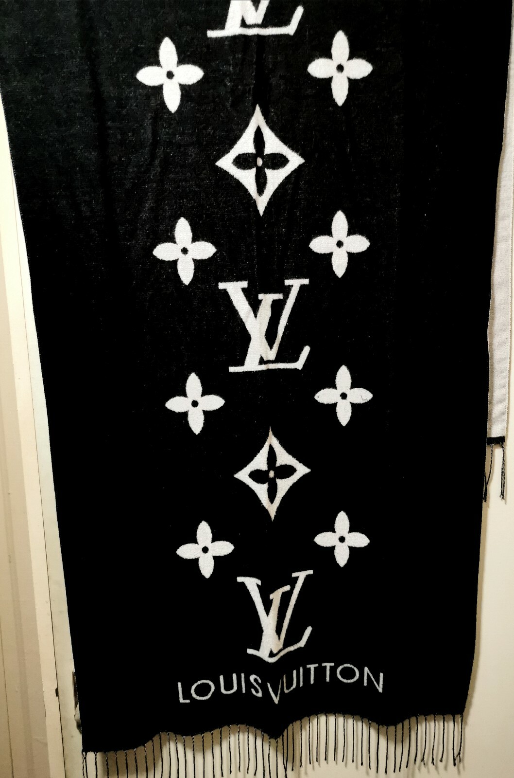 louis vuitton - monogram - scarf / shawl *GIANT* * UNISEX * image 6