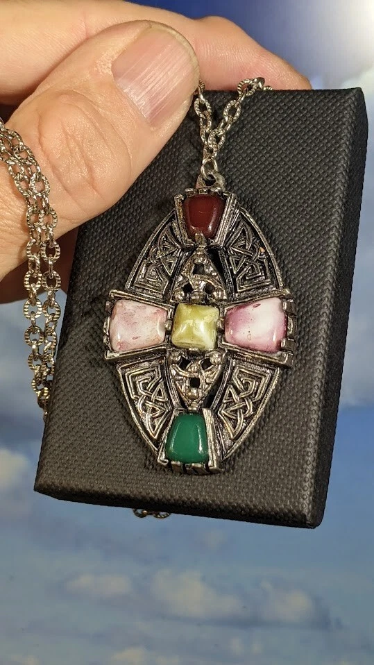 Colgante vintage de ágata de vidrio celta, en caja. 58x35mm. Longitud de cadena 56 cm Foto 2 de 4