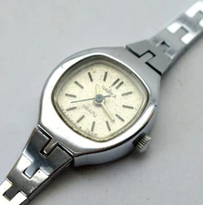 VINTAGE USSR SOVIET CHAYKA QUARTZ LADIES WATCH