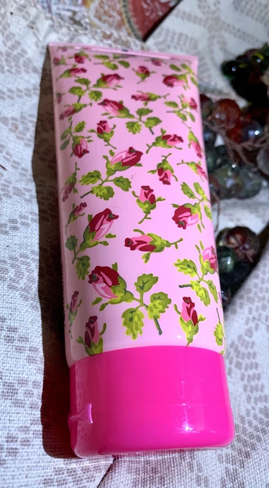 Loción Corporal Betsy Johnson 6.7 ML 200ml Rosas Florales Nueva Foto 2 de 4