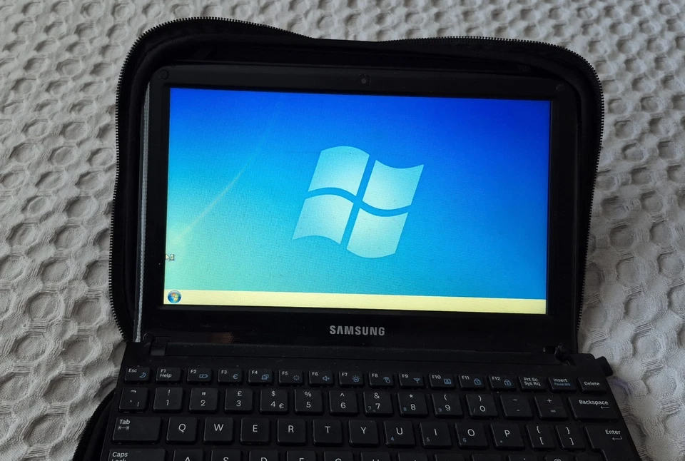 Samsung NP-NC110 Netbook Black 10.1" Intel Atom Windows 7 & cable - For Parts - Image 4 of 4