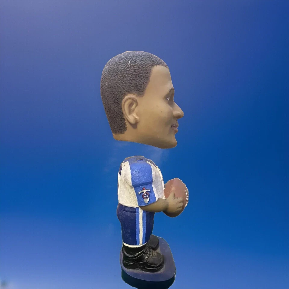 Caja Bobblehead Steve McNair Tennessee Titans no incluida Foto 4 de 4