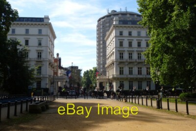 Foto 6x4 Pferde passieren die kuwaitische Botschaft Westminster Blick Richtung Guar c2013