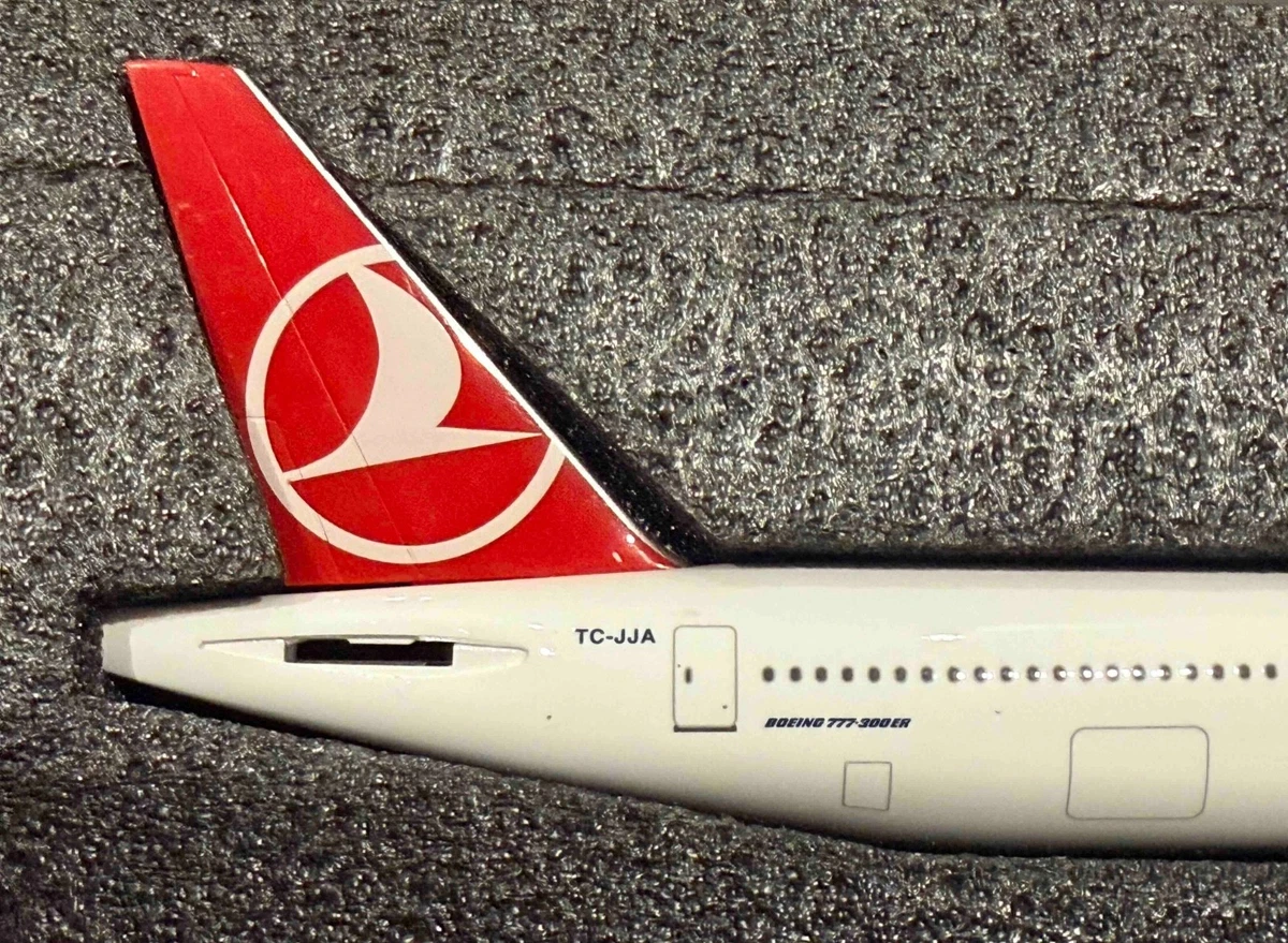 Turkish Airlines Boeing 777-300ER 1:200 Model Plane w/ Stand Box & Gift Bag