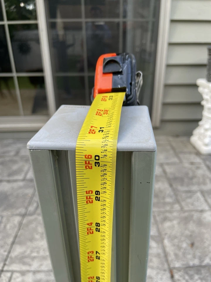 Perfil de extrusión Rexruth 80x80 4NVS anodizado con accesorios añadidos Foto 3 de 4