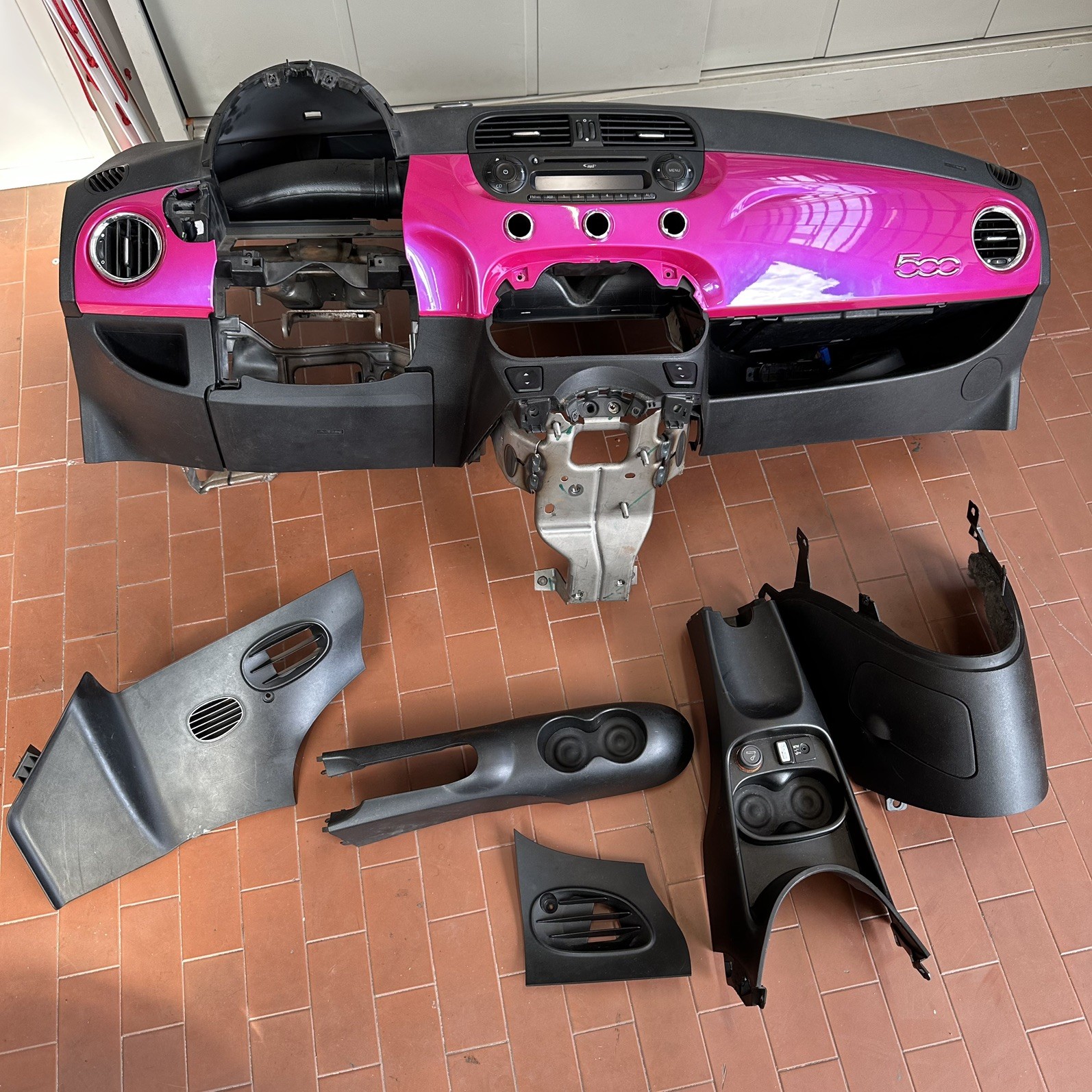 Cruscotto Fiat 500 Rosa Fucsia Completo Di Tunnel Centrale E Plastiche Usato