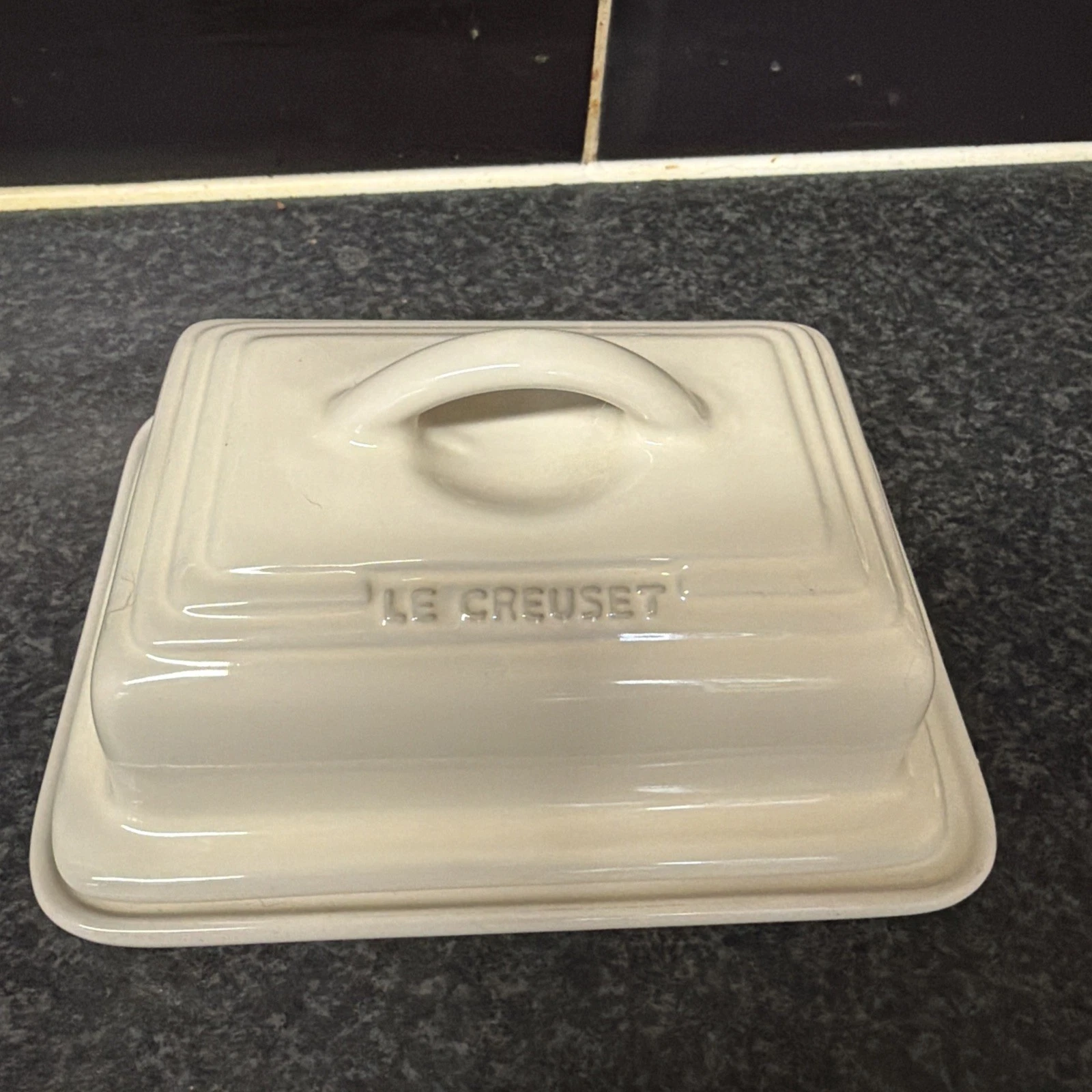 Le Creuset Stoneware Butter Dish - Pearl / White with lid pre owned never used
Opens in a new window