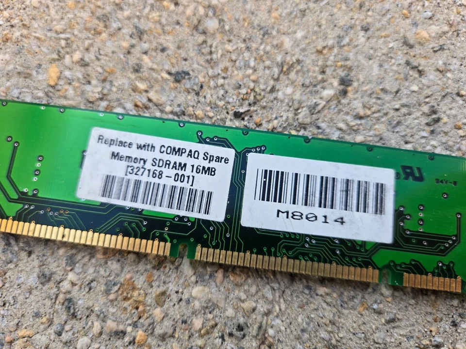 Módulo de memoria DIMM HYM7V64200 Hyundai 16 MB con búfer ECC 168 pines Compaq 327168-001 Foto 4 de 4