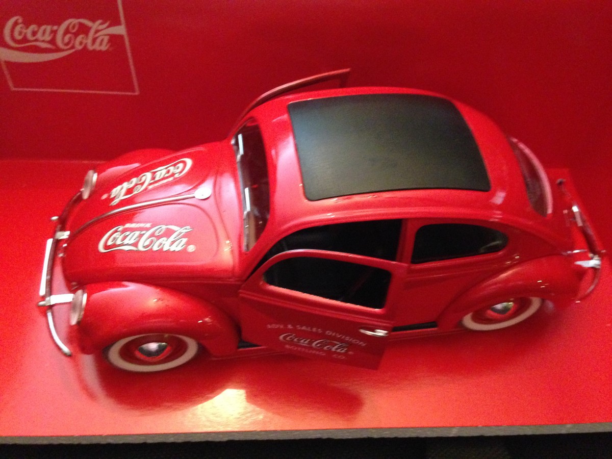 Coca-Cola Volkswagen Beetle 1:24 コカコーラ Amazon.com: Coca-Cola 1/24 1967 Volkswagen Beetle with Rear