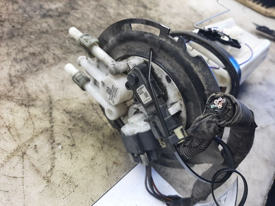 2001 02 2003 CHEVROLET TAHOE топливный насос в сборе 6,0 л двигатель без FLEX 19121628 - Изображение 2 из 4