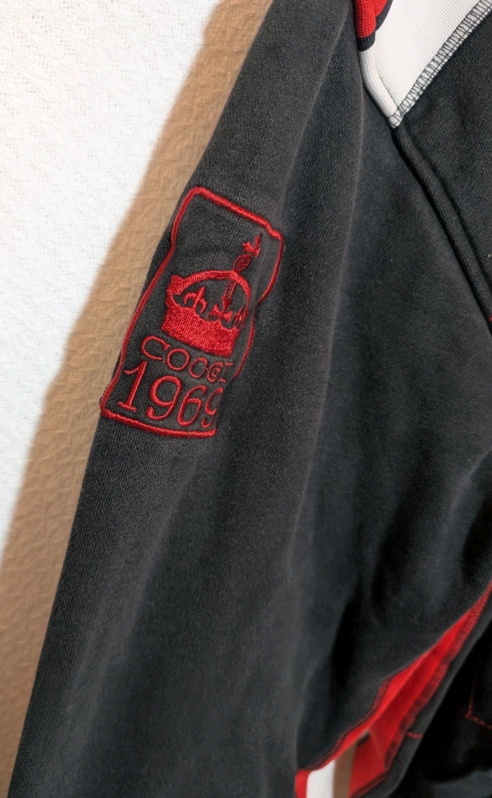 intage COOGI 1969 Hoodie Mens XL Crest Black Red Faded Distressed Streetwear Y2K image 6