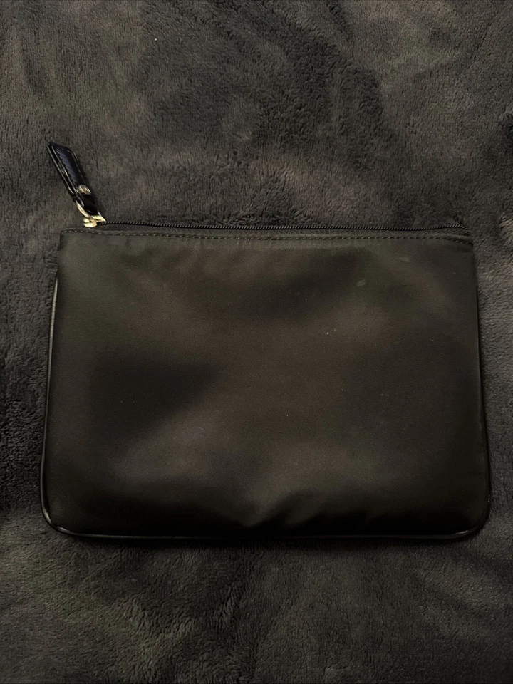 Bolsa de cosméticos Diane Von Furstenberg negra con tachuelas bolsa de maquillaje cierre completo con cremallera Foto 2 de 4