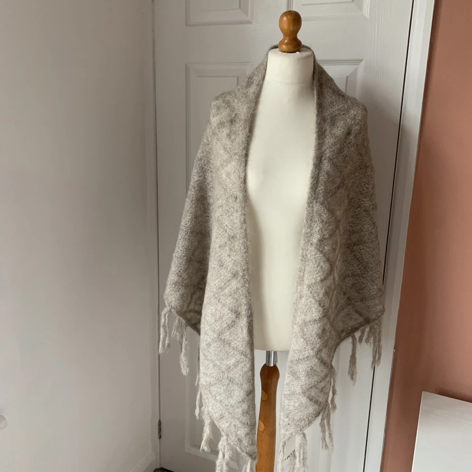 Zara beige triangular shawl/scarf NEW - Image 2 of 4