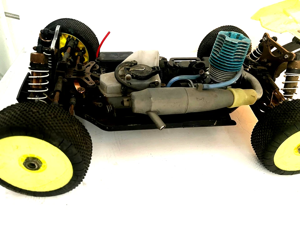 TLR Team Losi Racing /8 Nitro 4x4 Buggy Kit Roller - Image 2 of 2