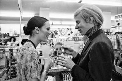 Jane Forth and Andy Warhol shopping for cosmetics 1970 Dance Art Old Photo 5